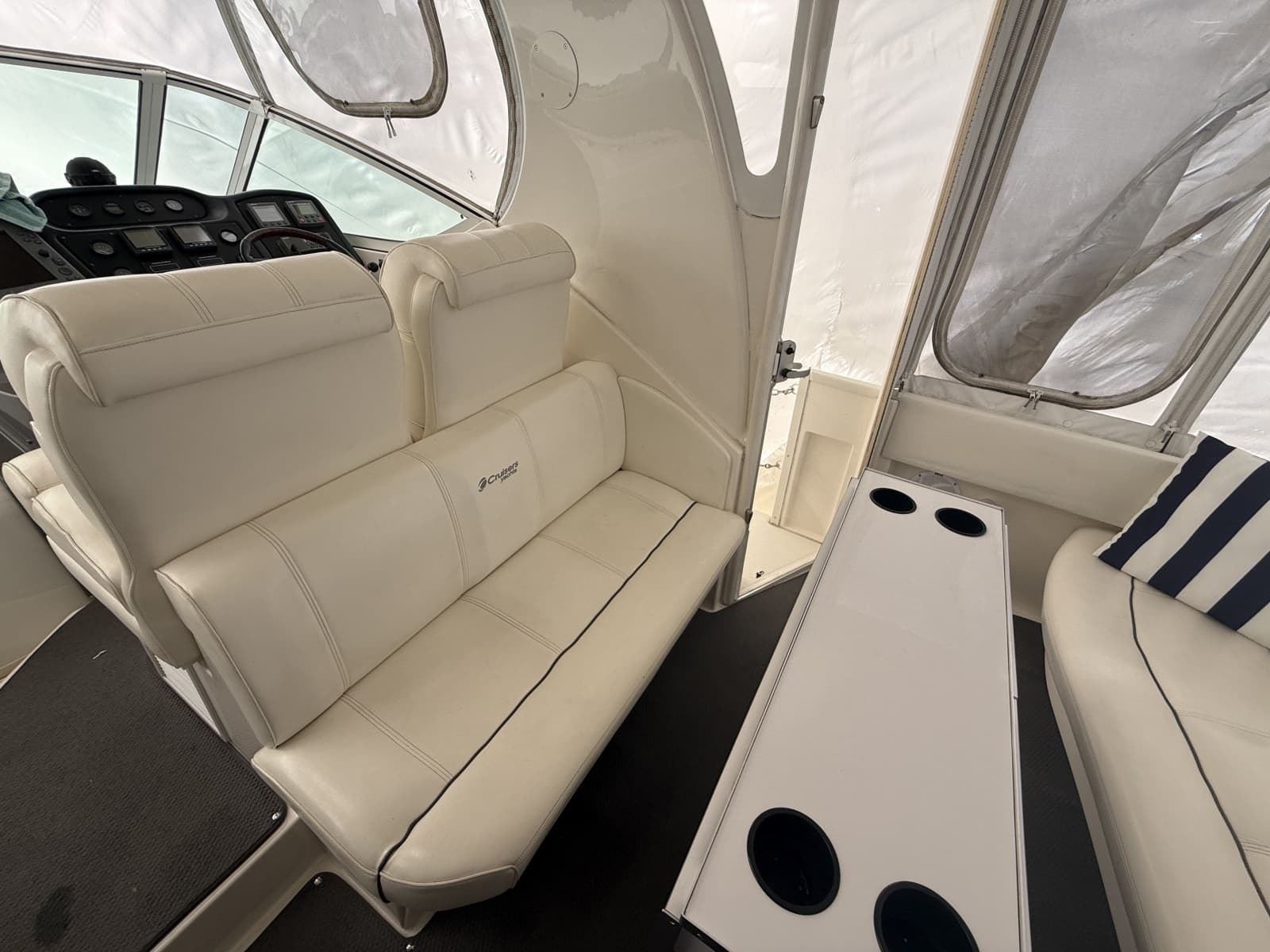 2005 Cruisers Yachts 405 Motor Yacht