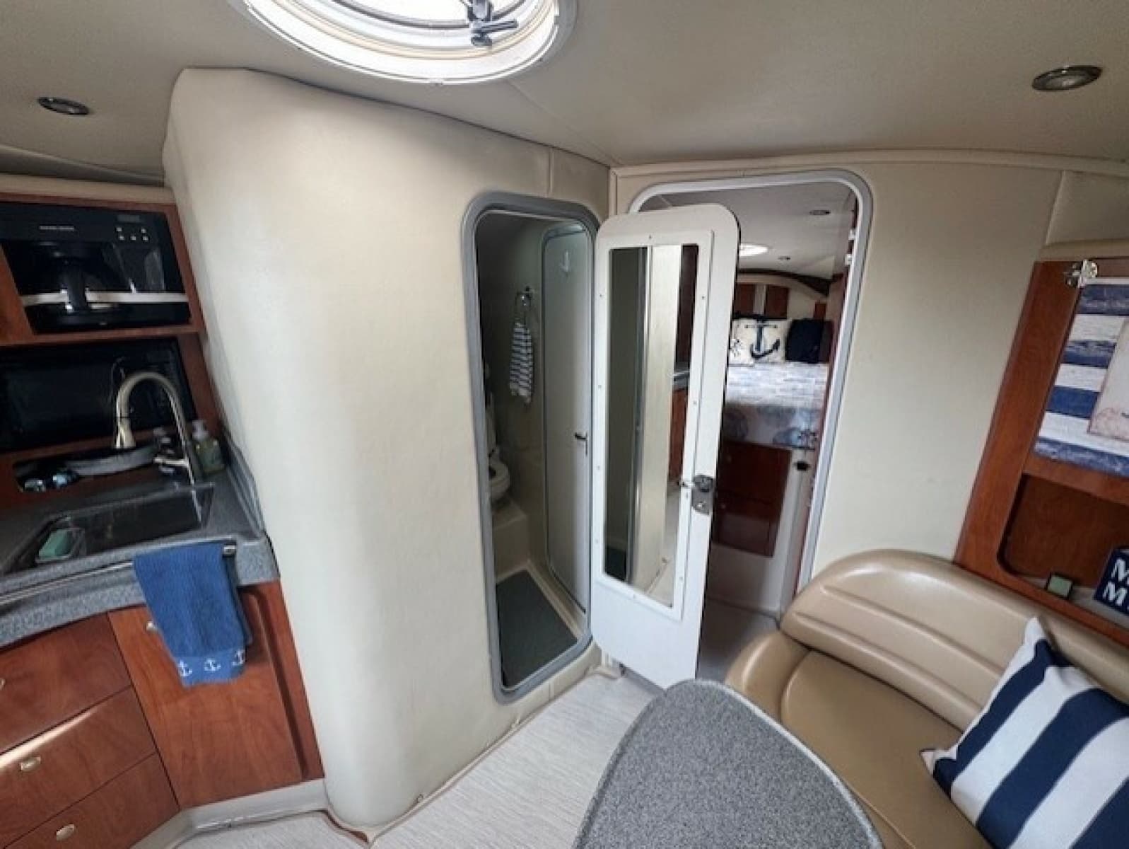 2006 Larson 370 Cabrio