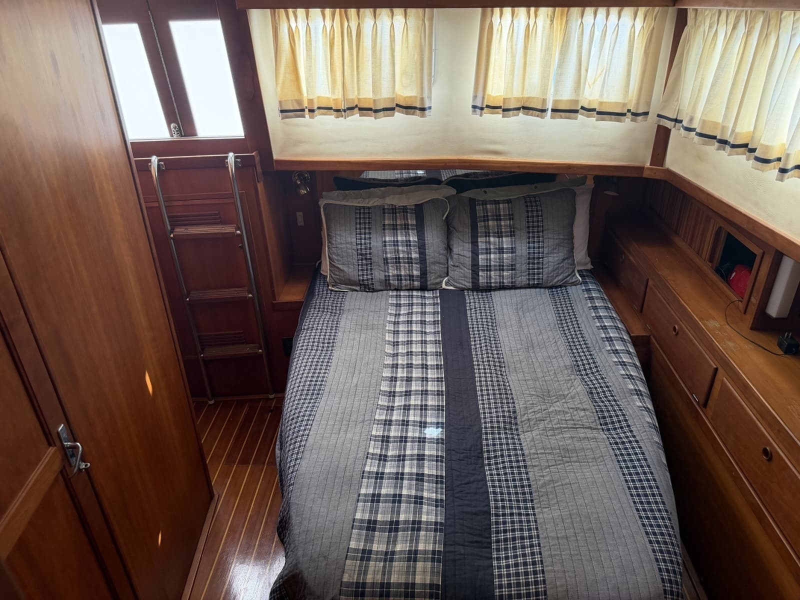 1997 Sabreline 36 Fast Trawler