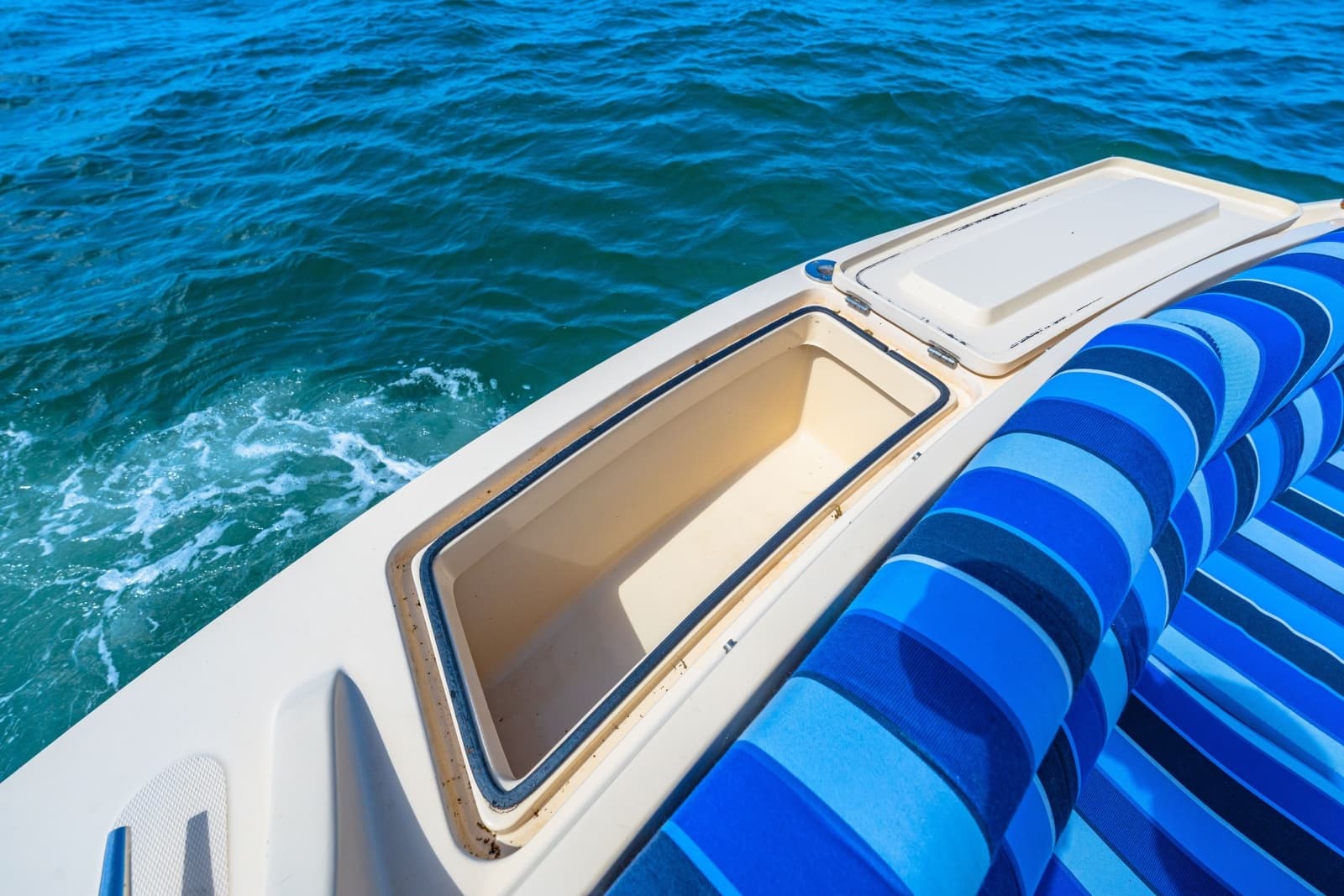 1998 36 Hinckley Picnic Boat Exterior