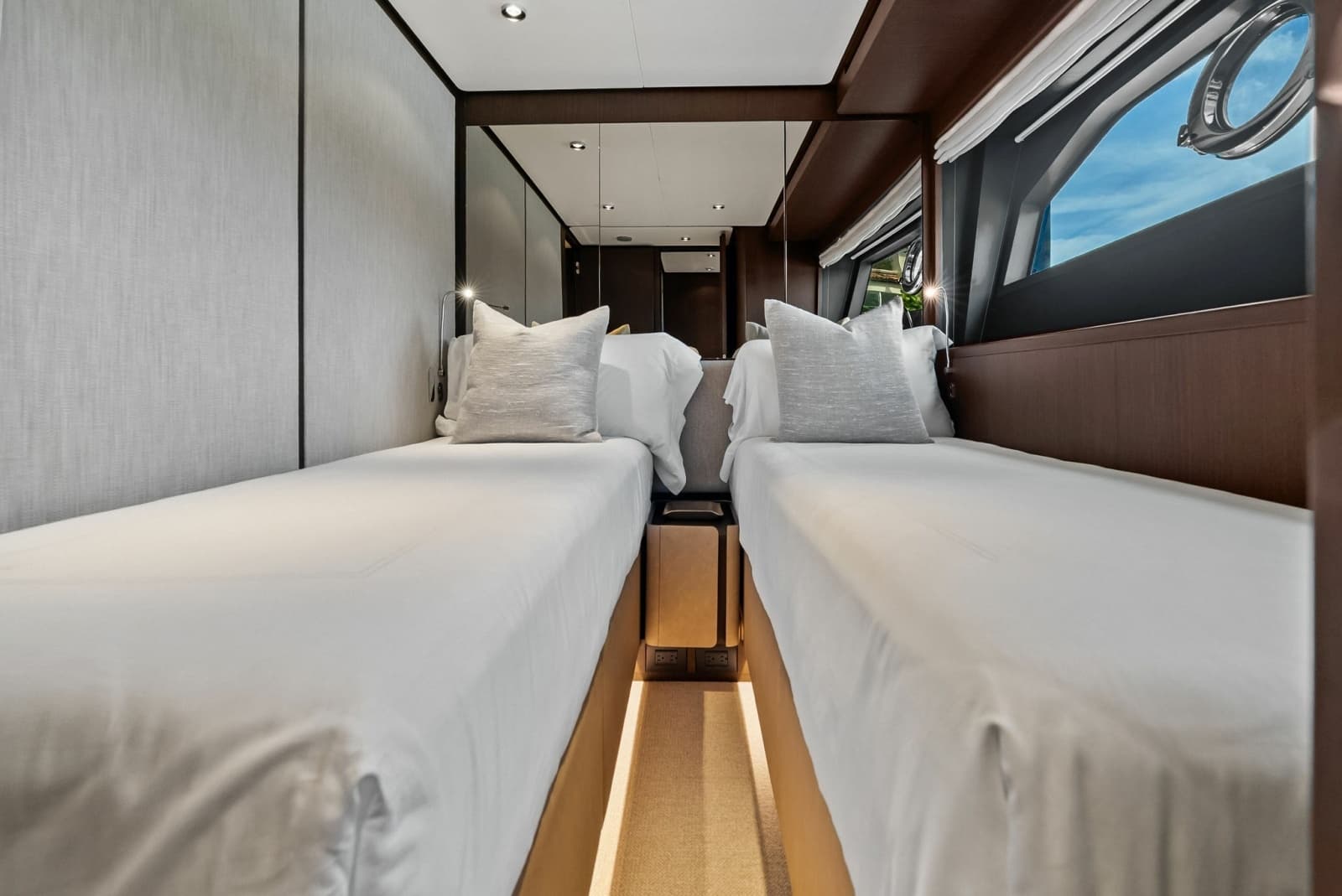 2023 Ferretti Yachts 860