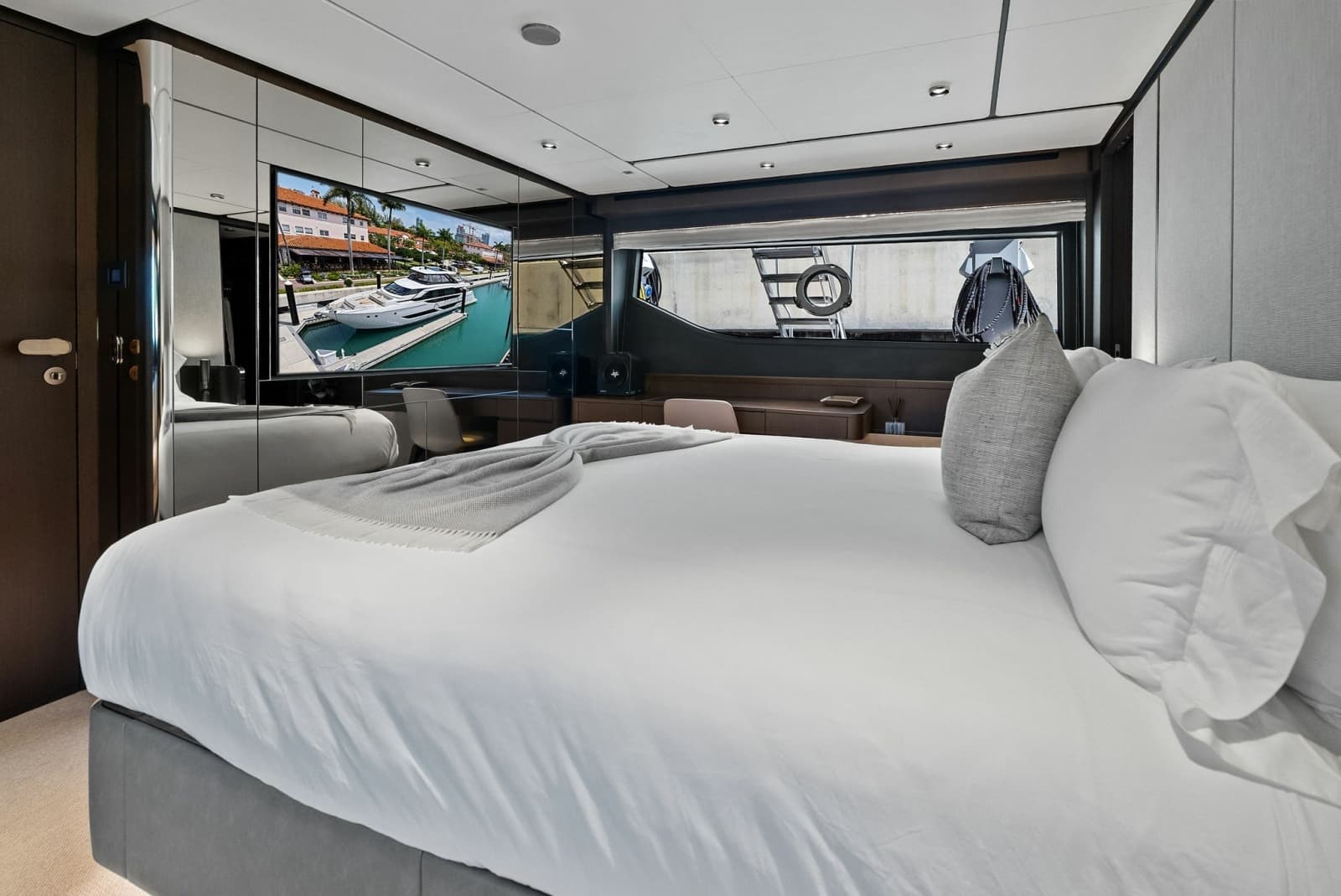 2023 Ferretti Yachts 860