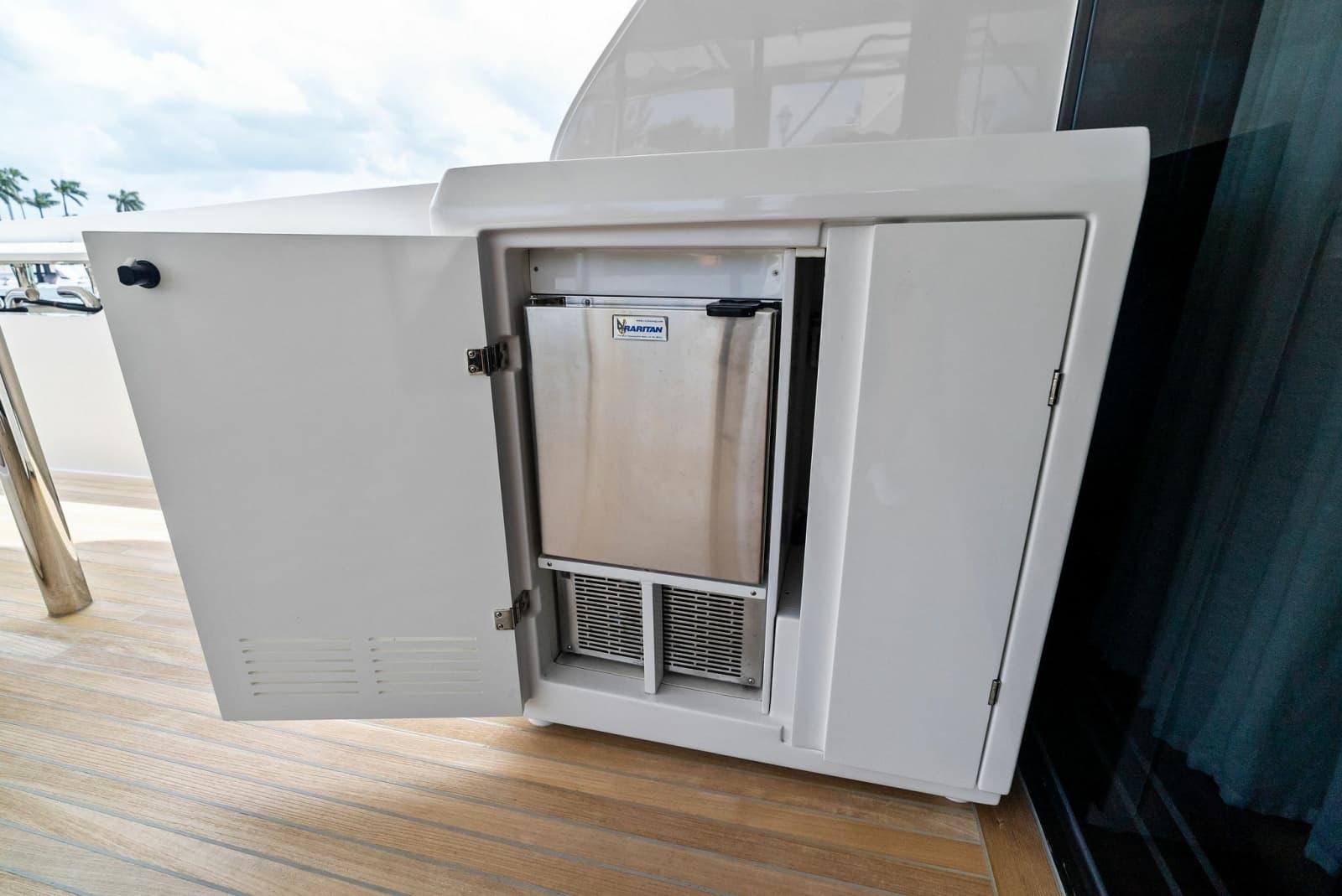 2023 Ferretti Yachts 860