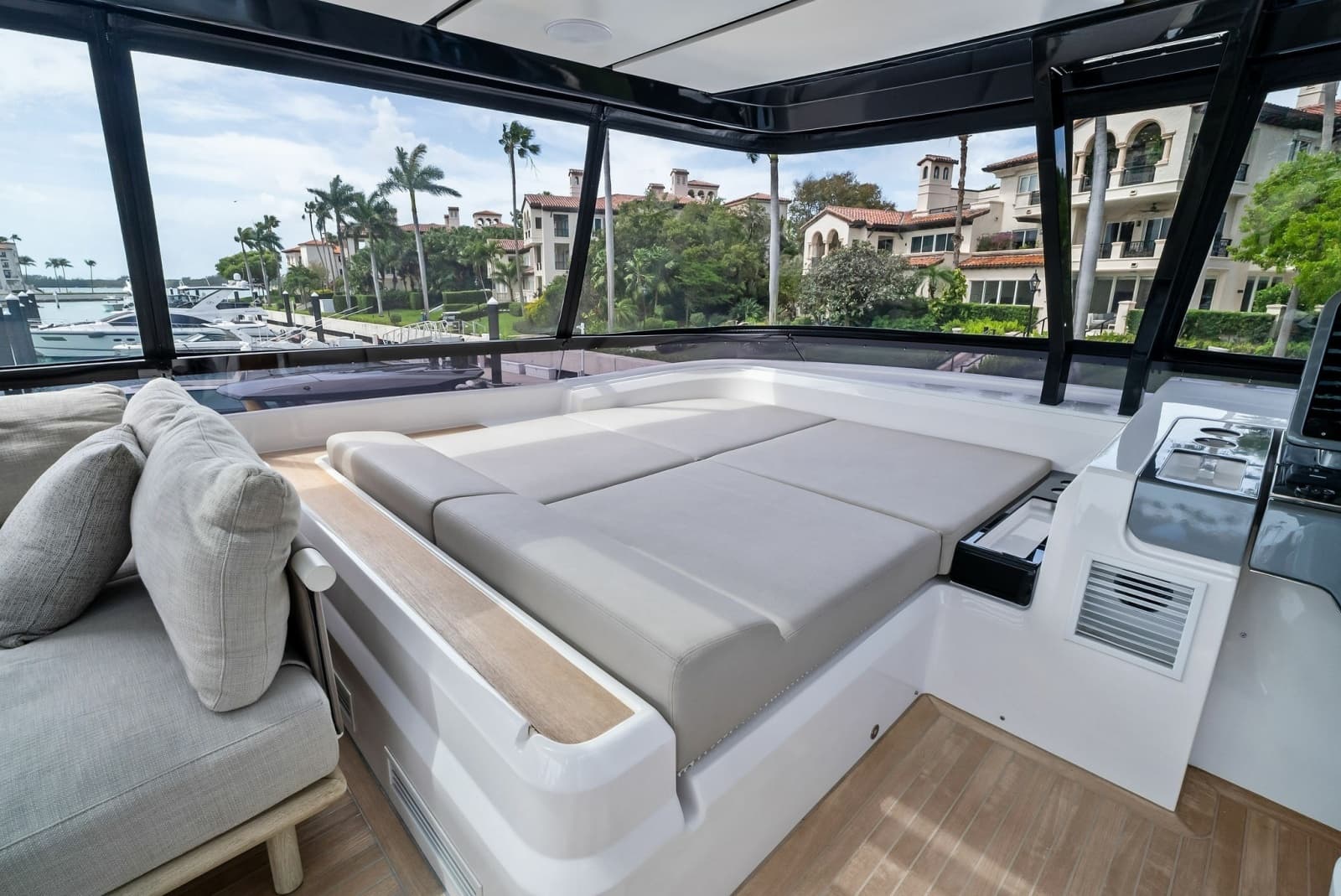 2023 Ferretti Yachts 860