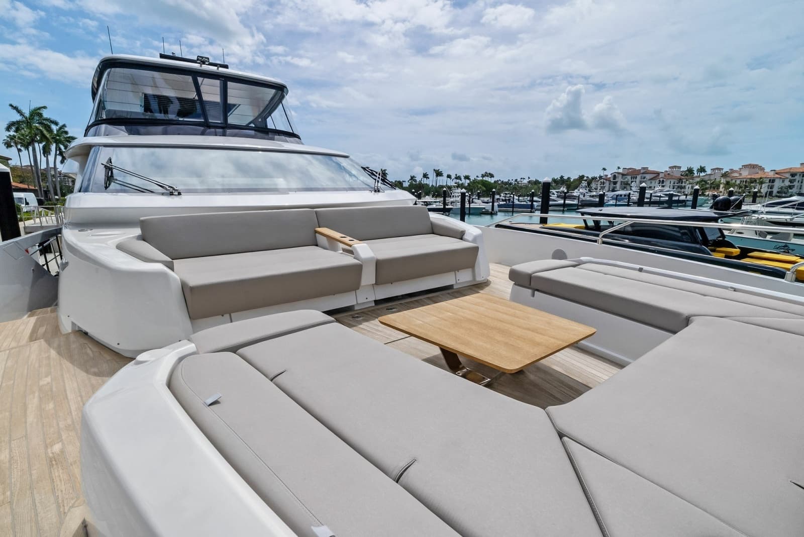 2023 Ferretti Yachts 860