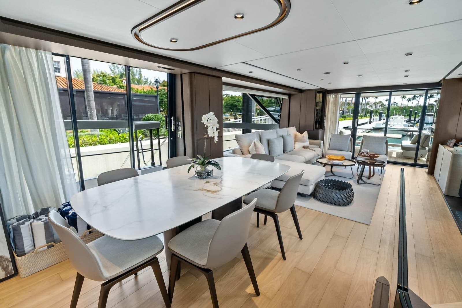 2023 Ferretti Yachts 860