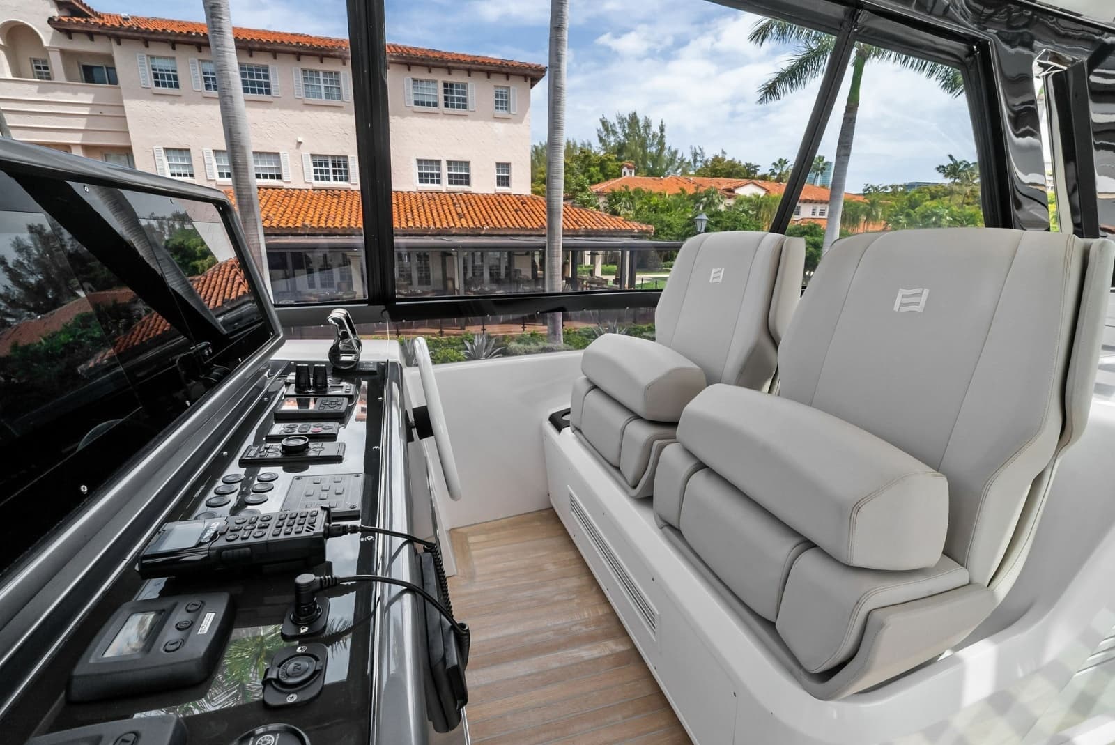 2023 Ferretti Yachts 860