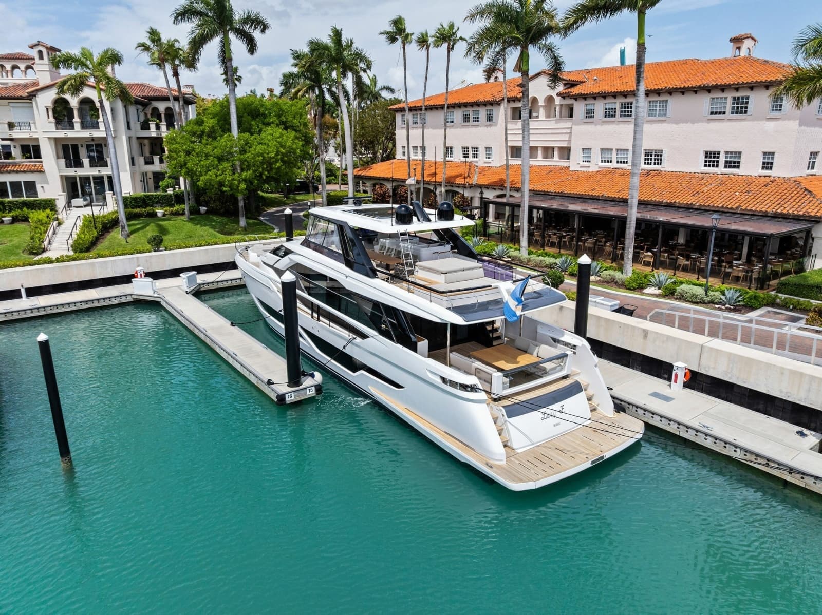 2023 Ferretti Yachts 860