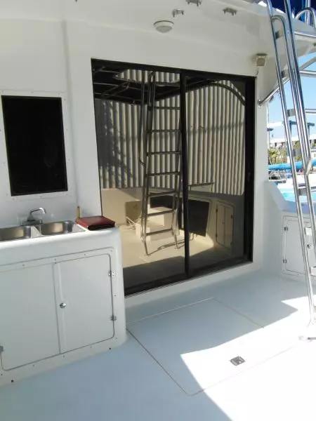 1995 Sportfish Entrance to Salon